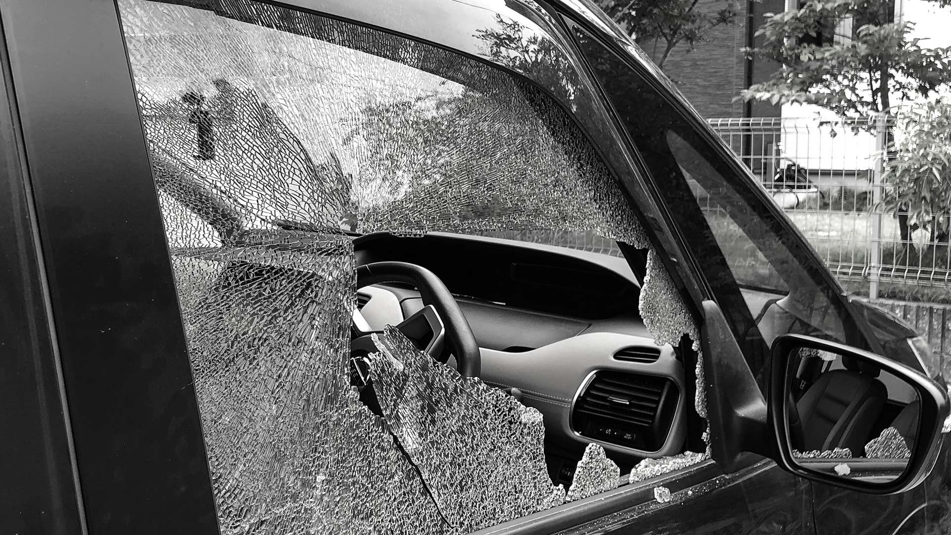 草刈機・刈払機の飛び石で車のガラスが割られた！その時どうする？ | YAGER.JP